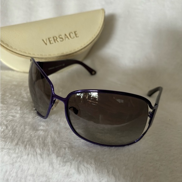 Versace woman’s sunglasses. Hardly worn. - Picture 5 of 9